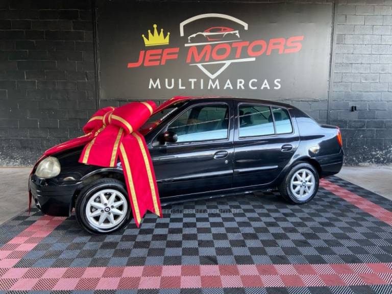 RENAULT - CLIO - 2002/2002 - Preta - R$ 12.900,00