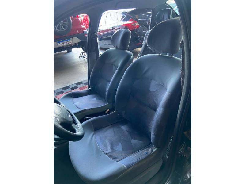 RENAULT - CLIO - 2002/2002 - Preta - R$ 12.900,00